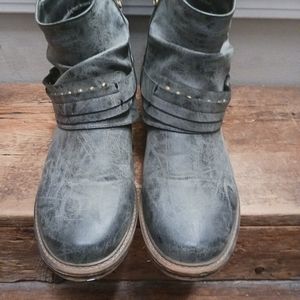 French Blu size 81/2 black boot